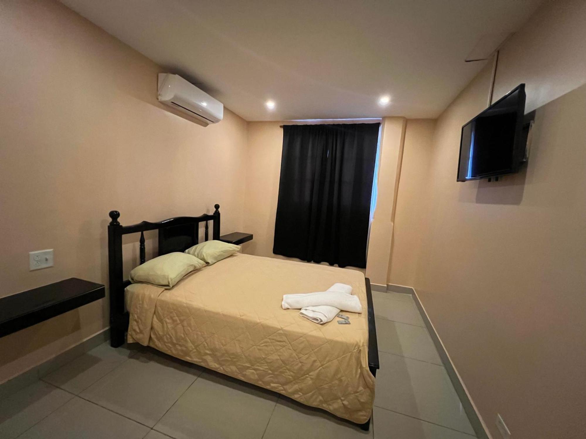 La Cubana Hotel & Suites Colon Exterior photo